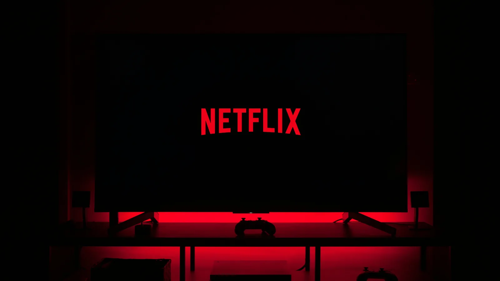 IPTV mit stabiler Verbindung – professionelles Rechenzentrum mit Server-Racks und Live-Streaming-Monitor